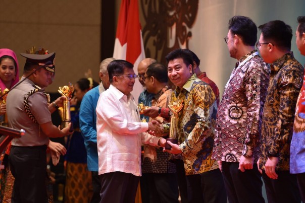 Direktur Utama PT Riau Andalan Pulp and Paper (RAPP), Sihol Aritonang mewakili APRIL Group menerima Primaniyarta Award 2019 yang diserahkan langsung oleh Wakil Presiden Jusuf Kalla, dalam pembukaan Trade Expo Indonesia, Rabu (16/10/2019). 