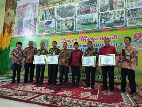 Kepala Sekolah SMK Negeri 1 Dumai Drs Dina Deni mendapatkan reward kesekian kalinya untuk kategori pembina sekolah Adiwiyata yang ada di Provinsi Riau (foto/bie)