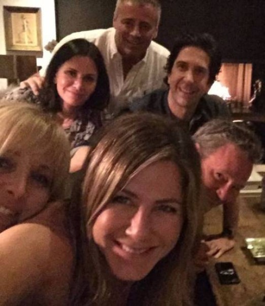Unggahan pertama Jennifer Aniston dalam akun instagramnya yang memperlihatkan dirinya bersama rekan-rekannya dalam serial legendaris, Friends. Foto: int 