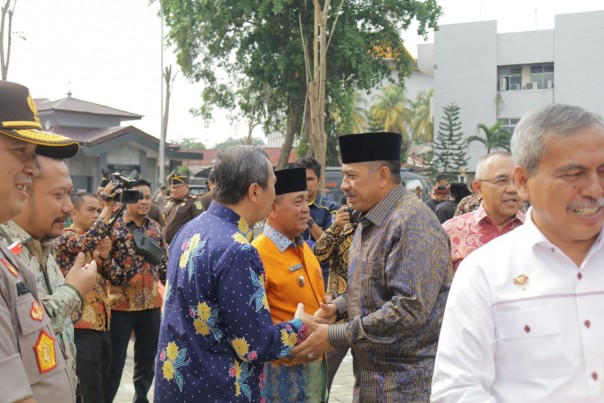 Bupati Siak Alfedri mengucapkan selamat atas diresmikannya gedung Kantor Kejaksaan Tinggi Riau (foto/lin)