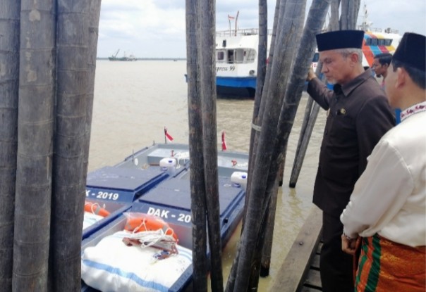 Penyerahan bantuan kapal penangkap ikan dilakukan Wakil Bupati, Drs H Said Hasyim di halaman kantor Dinas Perikanan (Diskan) Kepulauan Meranti (foto/mad)