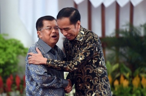 Wapres Jusuf Kalla dan Presiden Jokowi saat acara perpisahan dengan menteri di Istana Negara. Foto: int 