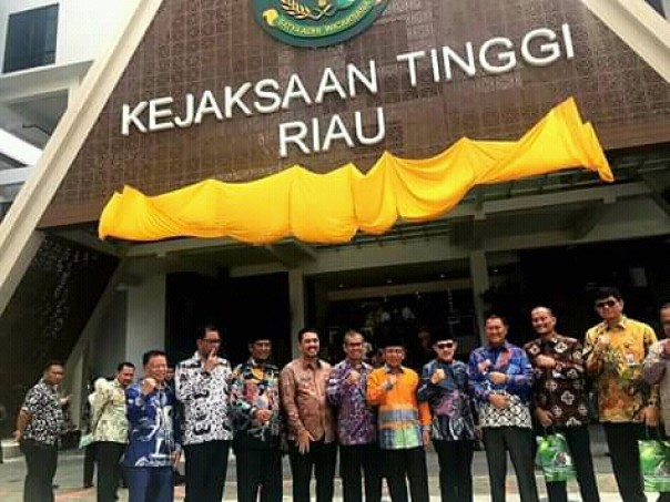 Bupati Kuansing H. Mursini mengucapkan selamat atas pemakaian Gedung baru Kejati Riau (foto/zar)