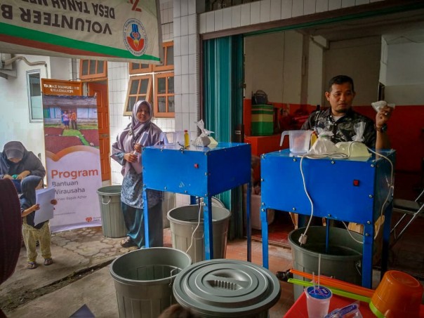 Rumah Zakat Pekanbaru bersinergi dengan MDI melaksanakan pelatihan pembuatan sabun cuci piring dan sabun cuci pakaian (foto/istimewa)