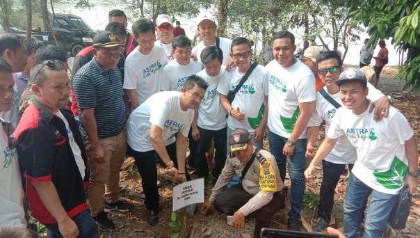 Korwil AFFCO Riau, Saulius Parlian saat menanam pohon di Danau Bandar Khayangan Pekanbaru