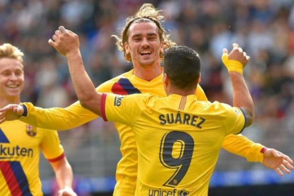 Antoine Griezmann dan Luis Suarez merayakan gol ke gawang Eibar. Foto: int
