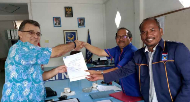 Carlos saat mendaftar sebagai bakal calon Bupati Samosir melalui Partai Nasdem. Foto; int 