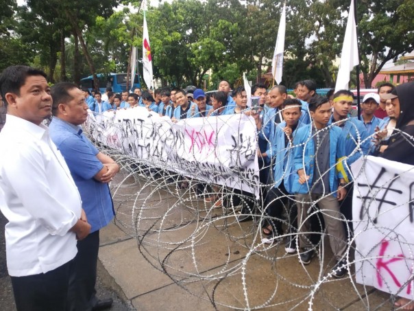 Wakil ketua DPRD Riau Asri Auzar (baju virus) menemui ratusan mahasiswa UNRI yang berdemo di kantor DPRD Riau