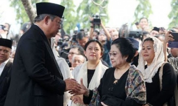 SBY dan Megawati bersalaman saat proses pemakaman Ani Yudhoyono, beberapa waktu lalu. Foto: int 
