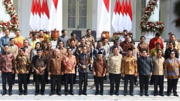 Presiden Jokowi dan Wapres Ma'ruf Amin bersama menteri Kabinet Indonesia Maju. Foto: int 