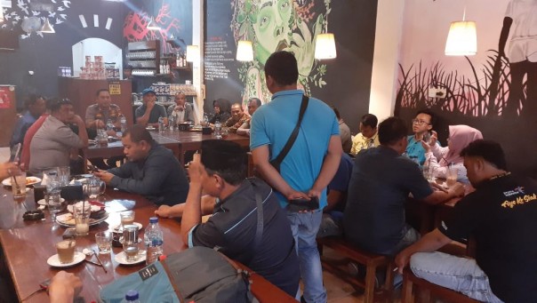 Kapolres Siak AKBP Doddy F Sanjaya dan jajaran menggelar bincang sore dengan wartawan se-Kabupaten Siak (foto/lin)