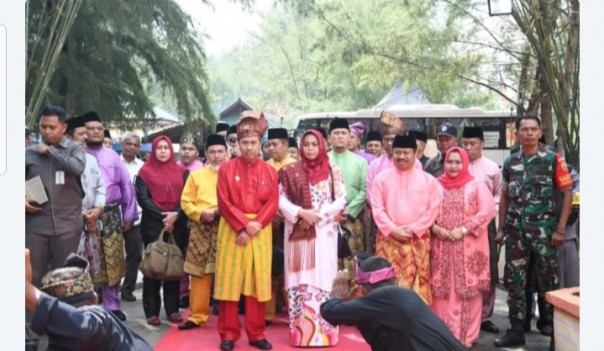 Gubenur Riau Syamsuar didampingi Istri, Misnarni beserta rombongan menghadiri acara festival budaya Mandi Safar (foto/hari)