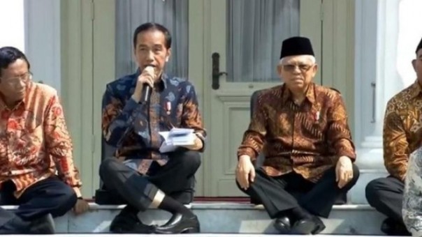 Posisi kaki Jokowi yang sedang duduk tampak menyilang. Saat ini foto ini tengah  viral di media sosial. Foto: int 