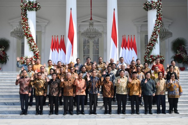 Presiden Jokowi dan Wakil Presiden Kiai Maruf Amin beserta jajaran menteri Kabinet Indonesia Maju (foto/int)
