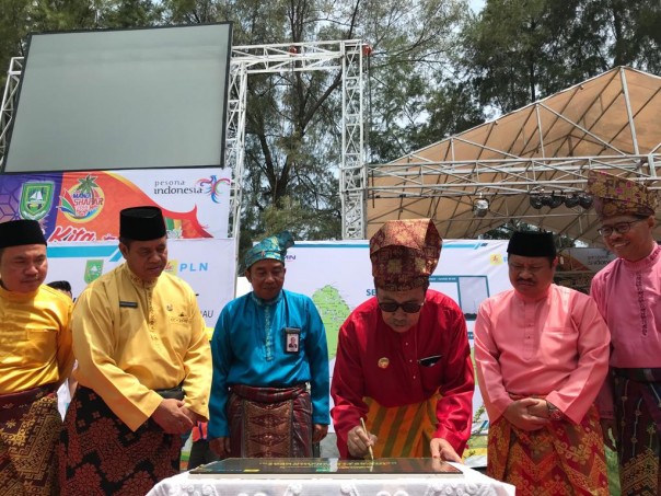 Gubernur Riau, Syamsuar saat menghadiri kegiatan budaya Mandi Safar untuk mengusir bala dan meminta anugrah kepada Allah SWT di Kabupaten Bengkalis, Provinsi Riau. (Foto: Istimewa)