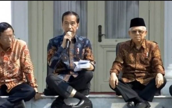Gaya duduk menyingkan kaki Jokowi yang dinilai yak lazim