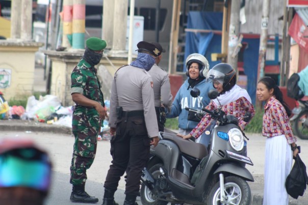 Polres Pelalawan menilang pengendara yang tidak melengkapi surat kendaraan dan tidak pakai helm (foto/ardi)