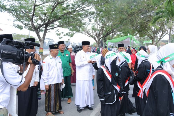 Bupati Siak Alfedri pimpin upacara peringatan Hari Santri Nasional Tahun 2019 yang diikuti ribuan santri dari 30 pesantren se-Kabupaten Siak (foto/lin)