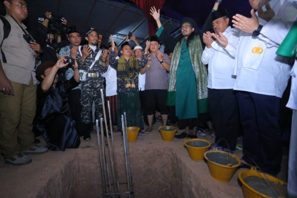 Bupati Siak Alfedri menghadiri acara Gebyar Sholawat pondok pesantren Miftahul Quran di Kampung Seminai Kecamatan Kerinci Kanan (foto/lin)