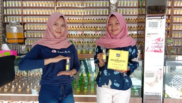 SPG Heritage Perfume Pekanbaru tengah memperlihatkan salah satu parfum