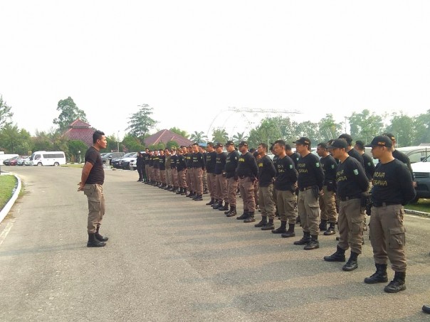 Kasi Trantibum Satpol PP Prov Riau Ekadinata melakukan latihan fisik bersama anggota Dalmas lainnya.