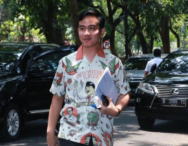 Putra sulung Jokowi, Gibran Rakabuming Raka saat mendatangi kediaman Ketum PDIP Megawati Soekarnoputri. Foto: in  