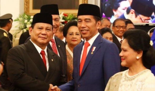 Presiden Jokowi saat melantik Prabowo Subianto sebagai Menhan. Foto: int 