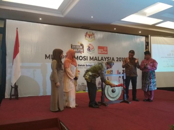  Duta Besar Malaysia untuk Republik Indonesia, Tuan Yang Terutama Datuk Zainal Abidin Bakar memukul gong tanda peresmian Misi  Promosi Malaysia