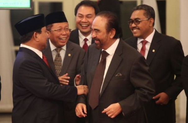 Prabowo dan Surya Paloh terlibat perbincangan hangat di sela pelantikan wakil menteri. Foto: int 