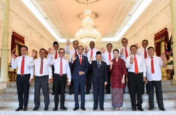 Presiden Joko Widodo bersama 12 wakil menteri yang dilantik hari ini