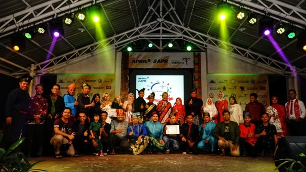 Ikatan Keluarga Melayu Riau (IKMR) Riau Komplek sebagai Juara Umum Seni Budaya (PSB) 2019 (foto/istimewa)