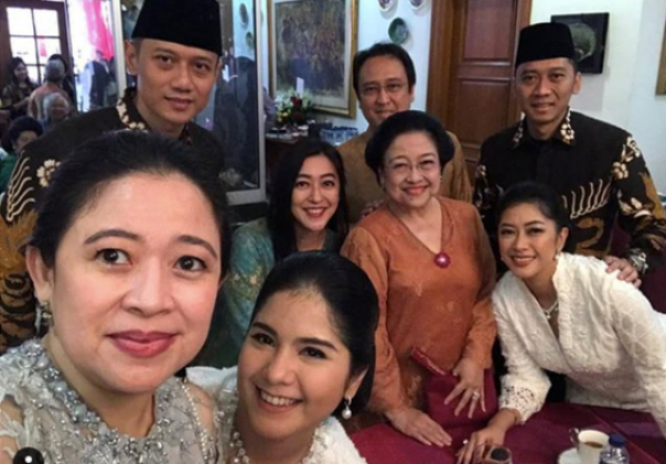 Momen saat keluarga Megawati dan Keluarga SBY foto bersama. Foto: int 