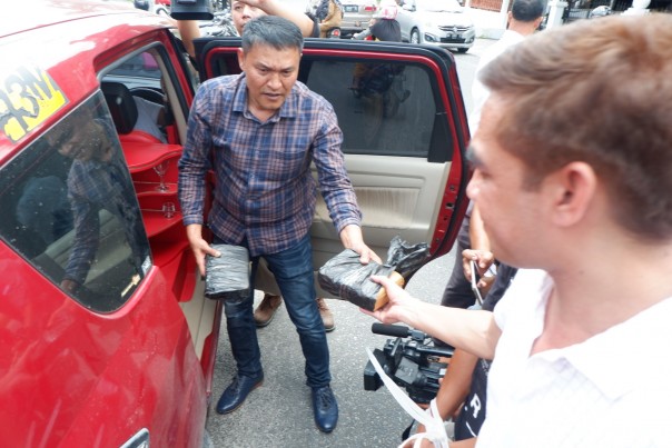 Dirresnarkoba Polda Riau Kombes Suhirman saat menggeledah mobil yang kedapatan membawa ganja.