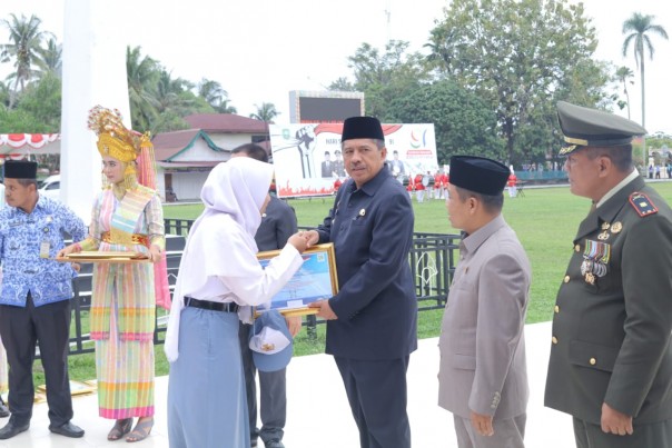 Peduli terhadap bahaya sampah plastik Nur Latifah siswi SMA Negeri 1 Siak, berhasil meraih juara satu pada lomba karya tulis (foto/lin)