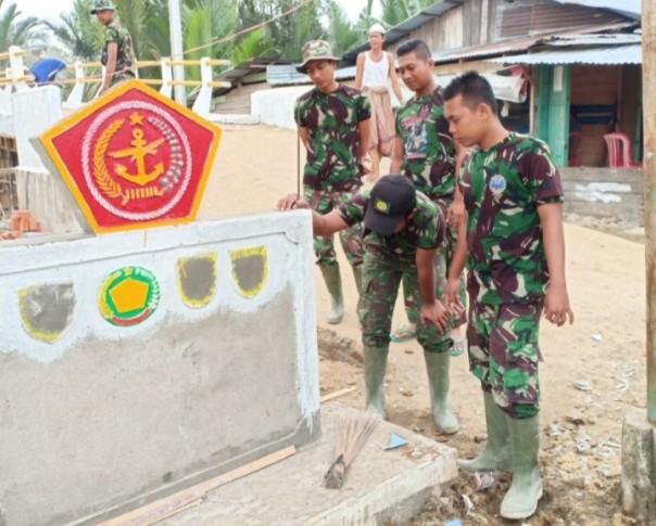 Satgas membuat Tugu Tentara Manunggal Membangun Desa (TMMD) ke-106 Ta 2019 (foto/rgo)