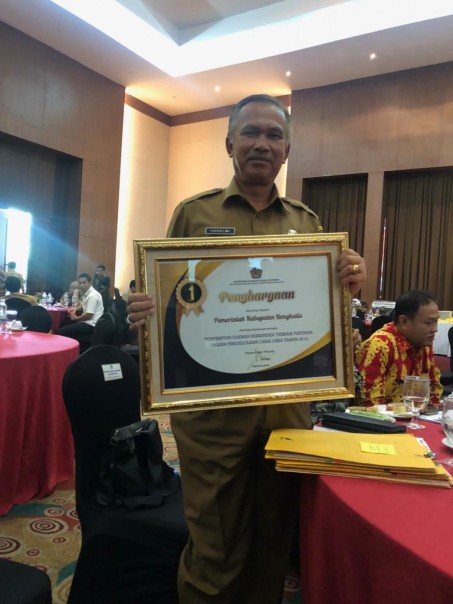 Pemerintah Kabupaten  (Pemkab) Bengkalis telah dinobatkan sebagai terbaik pertama dalam pengelolaan keuangan desa Provinsi Riau tahun 2019 (foto/hari) 