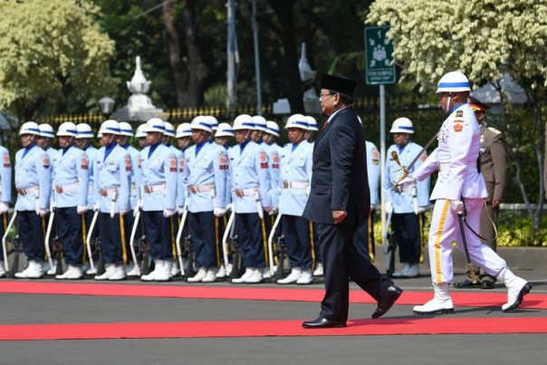 Menteri Pertahanan Prabowo Subianto saat melakukan pengecekan pasukan dalam upacara penyambutan di Kantor Kementerian Pertahanan (Foto: Int)