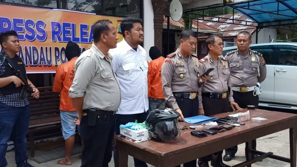 Kepolisian sektor Polsek Kecamatan Mandau, Kabupaten Bengkalis Riau menangkap empat orang pelaku pencurian dengan pemberatan (foto/Hari)
