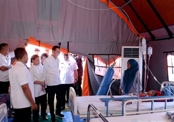 Presiden RI Joko Widodo beserta istri mengunjungi korban gempa Maluku. (Foto. Kris - Biro Pers Sekretariat Presiden)