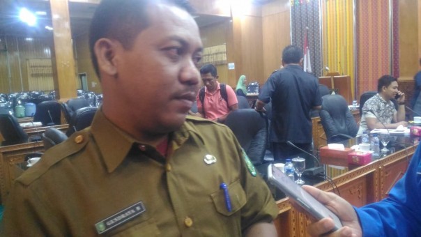 Kepala Dinas Perkimtan Bengkalis, Gendrayana saat hearing bersama Komisi II DPRD Bengkalis (foto/hari)