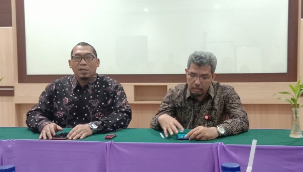 Ketua BEI Riau Emon Sulaeman saat prescon dengan media