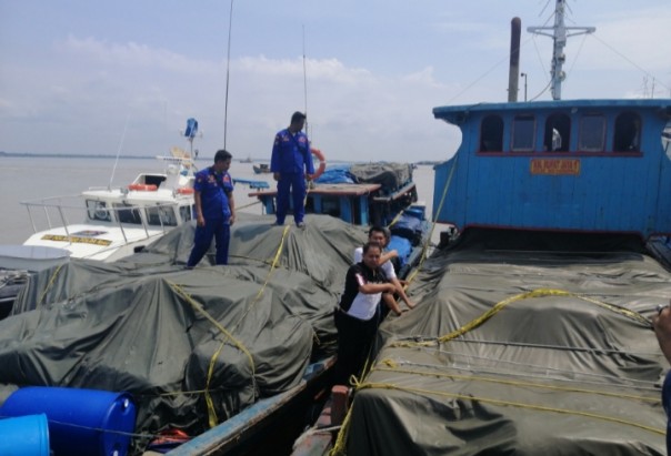 Direktorat Polisi Air Polisi Daerah (Polda) Riau berhasil menggagalkan penyeludupan ratusan karung pakaian bekas di perairan Kabupaten Kepulauan Meranti (foto/mad)