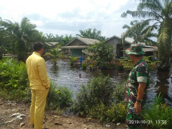 Sebagian desa di Siak Kecil, Bengkalis terendam banjir akibat hujan deras (foto/Hari)
