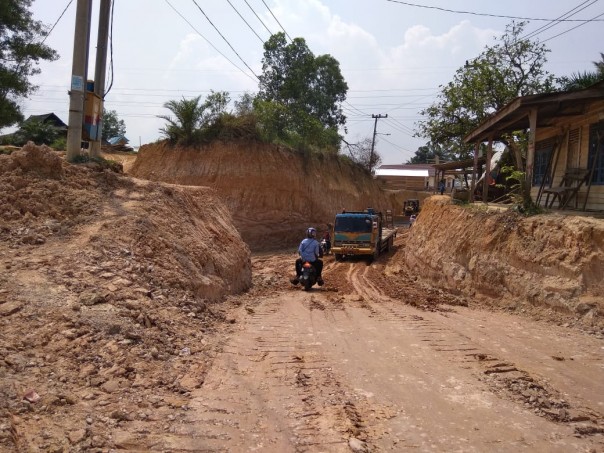 Kondisi Jalan Badan Ujung, akses utama menuju di Kompleks Perkantoran Pemko Pekanbaru dalam kondisi memprihatinkan (foto/riki)