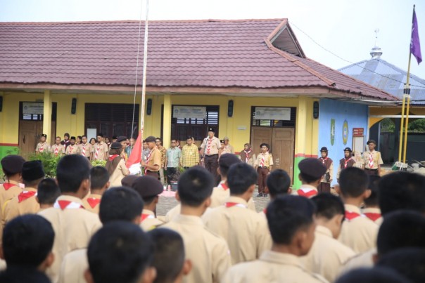 Bupati Siak selaku Ketua Pramuka Kabupaten Siak, Alfedri memberikan motivasi ke siswa SMAN 1 Kecamatan Kandis (foto/lin)