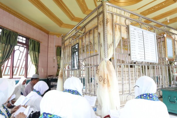 Badan Kontak Majelis Taklim (BKMT) Kabupaten Indragiri Hilir (Inhil) berziarah ke Makam Syekh Abdurahman Siddiq bin Muhammad Afif Al Banjari atau yang dikenal Tuan Guru Sapat di Kecamatan Kuala Indragiri (foto/Rgo)