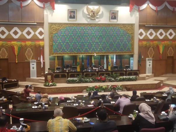Sidang paripurna DPRD Riau dengan agenda pembacaan pengantar not keuangan APBD 2020