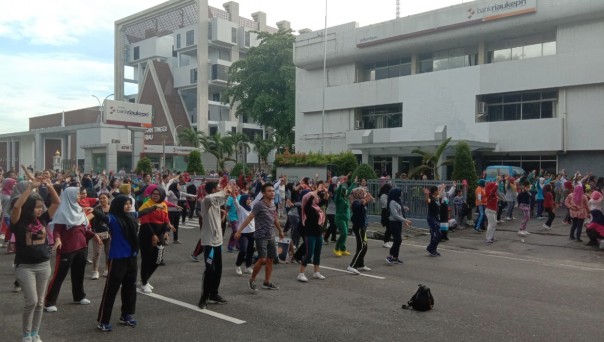 Ratusan masyarakat ikut senam zumba bersama Whiz Hotel Pekanbaru di CFD