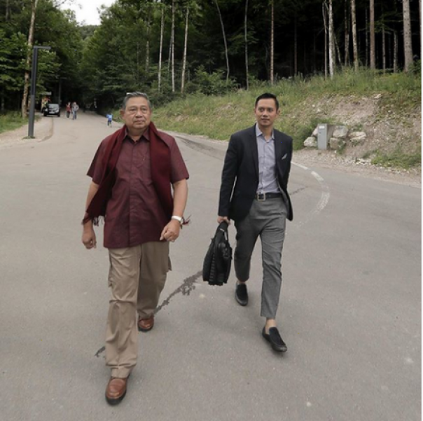 AHY yang tampak mengenakan celana model  cingkrang saat mendampingi SBY. Foto: int 