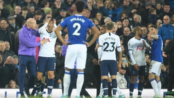 Pemain Tottenham Hotspur Son diusir ke luar lapangan setelah mendapat kartu merah (foto/int)